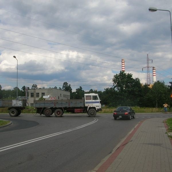 Tunel przebiegałby pod torami pomiędzy ulicą Solidarności (na głównym planie) a Energetyków. Dzięki temu ruch samochodów ciężarowych z ulicy Grabskiego i Solidarności byłby kierowany przez tunel w kierunku obwodnicy.