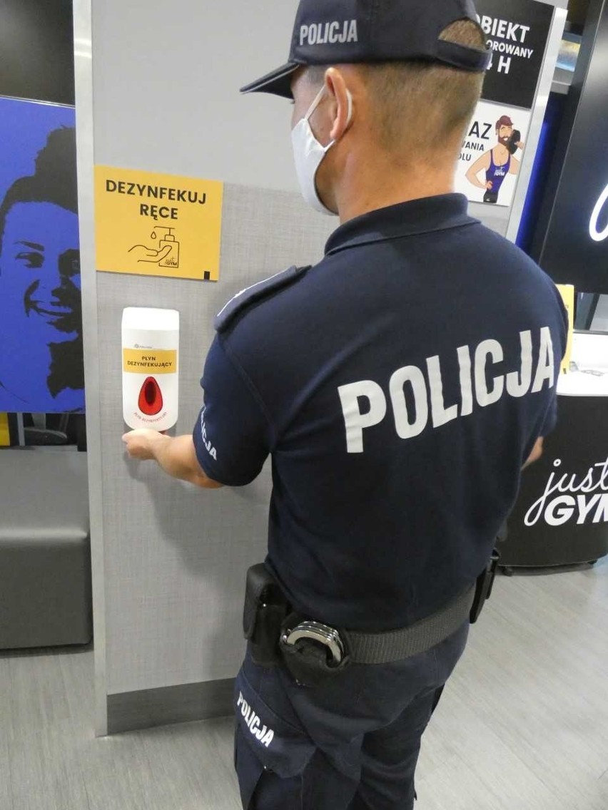 Policjanci z Opola przeprowadzili kolejną kontrolę przestrzegania reżimu sanitarnego w centrum handlowym. Tym razem z sanepidem. Były kary