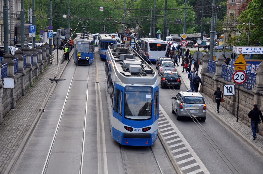 W centrum Krakowa wykoleił się tramwaj. Duże utrudnienia [ZDJĘCIA, WIDEO]