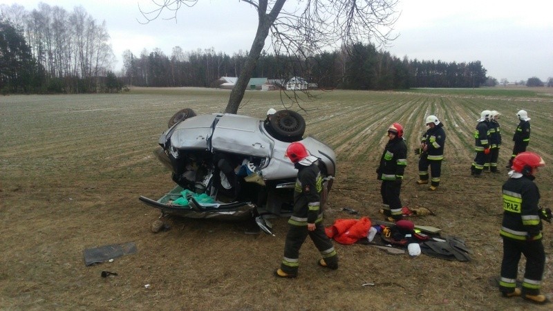 Zabiele. Wypadek na drodze W 670: Pijany kierowca forda wjechał w drzewo (zdjęcia)