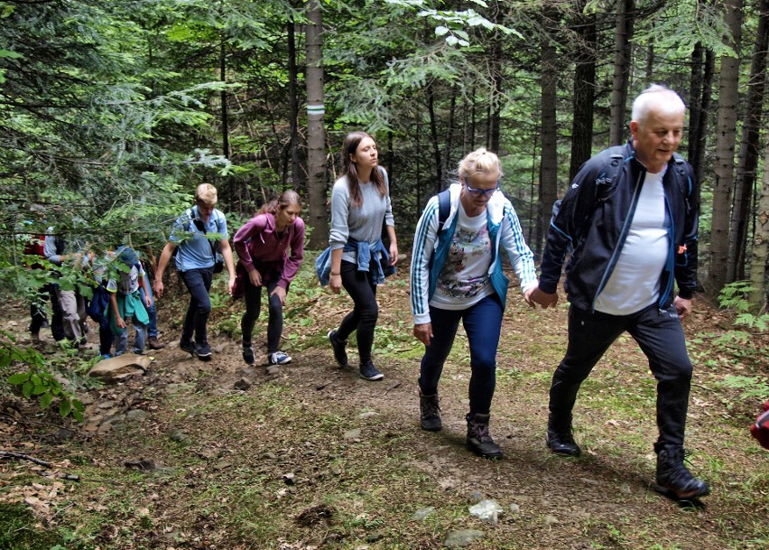 Odkryj Beskid Wyspowy. W sobotni deszczowy wieczór pokonali Korab, a w niedzielny słoneczny poranek wspięli się na Jaworz