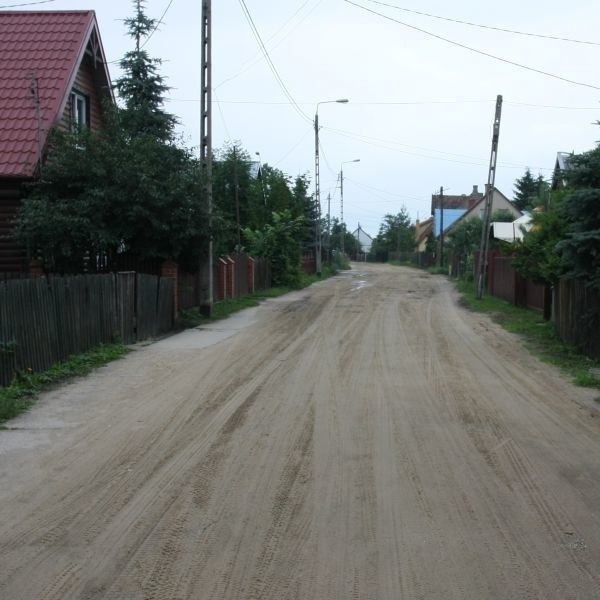 Mimo że niektórzy mieszkańcy ulicy Zaściańskiej nie zgadzali się to, żeby równarka przejechała przy ich posesji, droga jest już zreperowana.