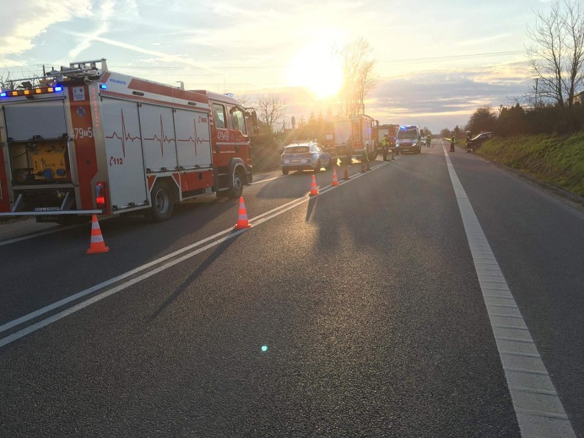 Komorna. Wypadek na drodze krajowej. Ranny motocyklista [ZDJĘCIA]