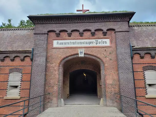 Brama wjazdowa do Fortu VII w Poznaniu, zwanego też Obozem Krwawej Śmierci.Przejdź do kolejnego zdjęcia --->
