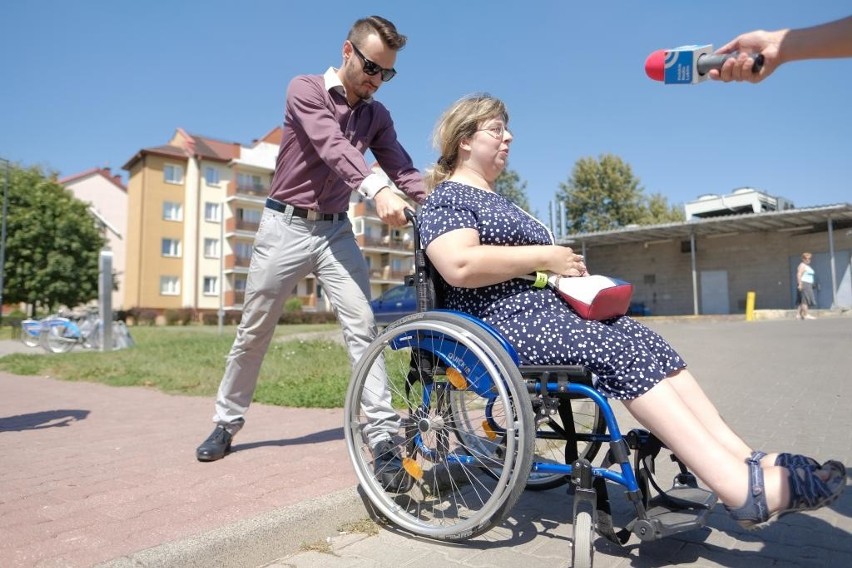 Niepełnosprawni alarmują: chodniki są nierówne, a krawężniki za wysokie (ZDJĘCIA, WIDEO)