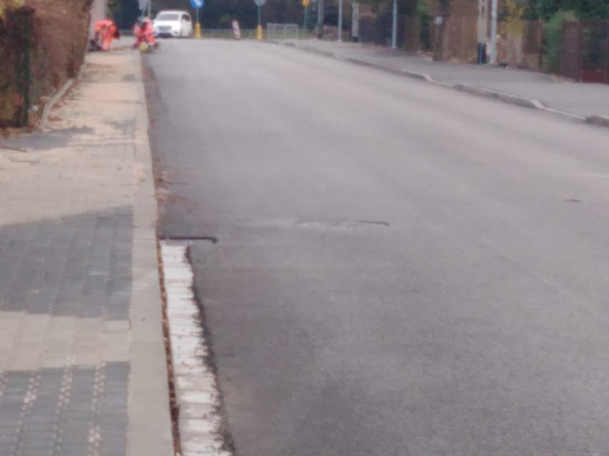 Budowa ulicy Szydłowieckiej w Radomiu. Wykonawca położył już pierwszą warstwę asfaltu. Zobaczcie zdjęcia