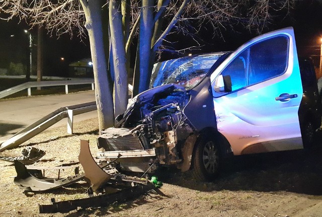 Wypadek busa w Jastrzębiu: Bus uderzył w drzewo w Jastrzębiu