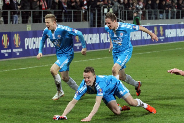 Radosław Wiśniewski (na dole) był w składzie Błękitnych, gdy ci kilka lat temu awansowali do półfinału Pucharu Polski. 