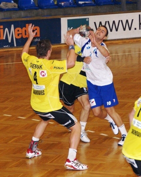 Adam Babicz (biała koszulka) zdobył najwięcej bramek dla Stali w meczu z Nielbą.