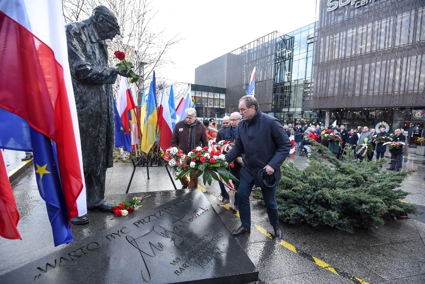 100. rocznica urodzin Władysława Bartoszewskiego. Pod jego pomnikiem w Sopocie złożono kwiaty ZDJĘCIA