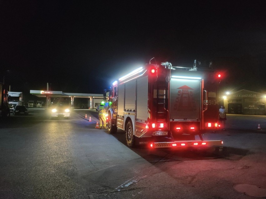 Wyciek oleju na stacji paliw w Dobrucie, w gminie Orońsko. Na miejscu działali strażacy i policja