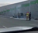 Pożar samochodu na autostradzie A1 pod Piotrkowem. Samochód spłonął na środku drogi ZDJĘCIA, FILM