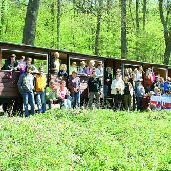 Klub Turystów Pieszych "Wędrownik&#8221; i jego sympatycy podczas postoju na polanie Kocik Młyn w malowniczej dolinie Białośliwki. Przejazdy kolejką wąskotorową odbywają się tylko w sezonie turystycznym i na wcześniejsze zamówienie. Zimą można zwiedzać lokomotywownię i warsztaty w Białośliwiu. Tel. kontaktowy do Grzegorza Suligi 0-606-339-410.