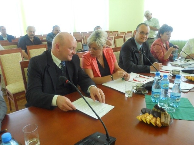 Takich uśmiechów starosta Wioletta Wiśniewska już z wicestarostą Pawłem Betkierem nie wymieniają. Z lewej strony starosty siedzi Arkadiusz Gralak. 
