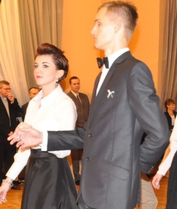 Elegancki tradycyjny polonez z wykonaniu 36 uczniów prowadziła Aneta Szproch i Piotr Mazur