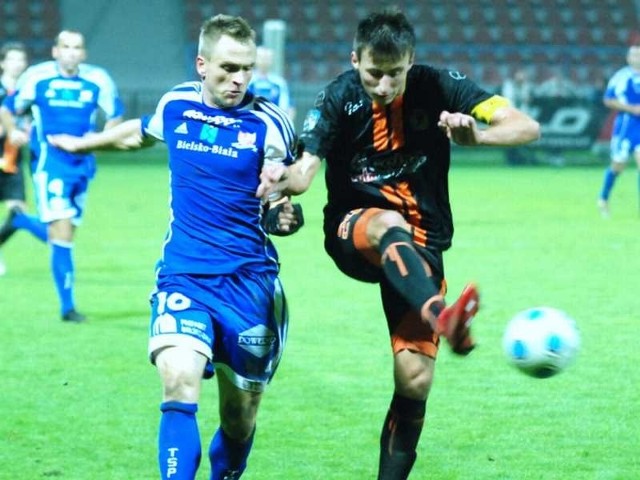 W rundzie jesiennej Podbeskidzie wygrało w Ostrowcu 2:1, a jedną z bramek zdobył Adam Cieśliński (z lewej).