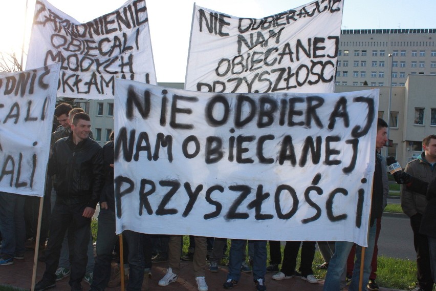 Absolwenci klas górniczych pikietowali przed siedzibą JSW.