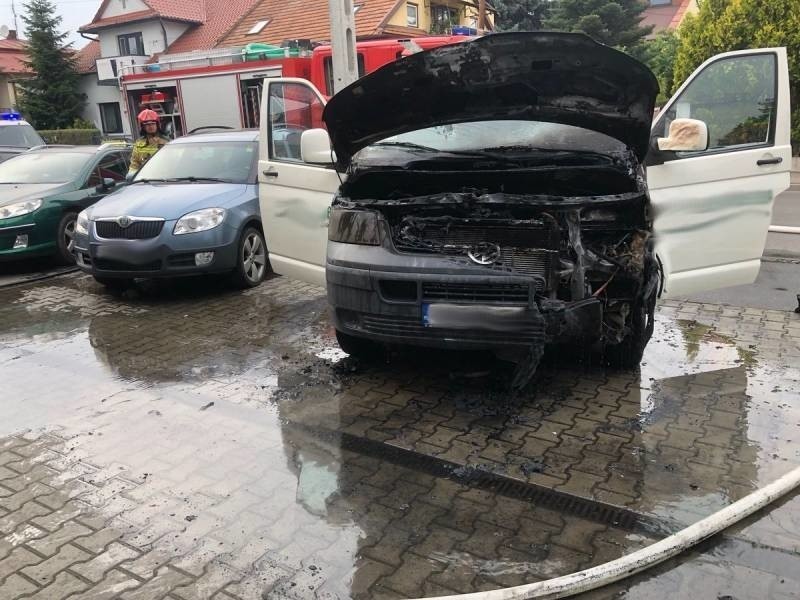 Nowy Sącz. Pożar samochodu dostawczego na parkingu przy ul. Paderewskiego [ZDJĘCIA]