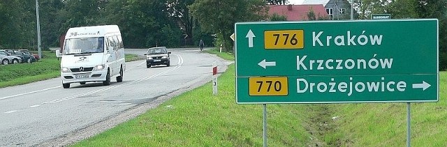 Powiat kazimierski, Krzyż, wrzesień 2010 roku &#8211; droga wojewódzka numer 776 nadal czeka na modernizację.
