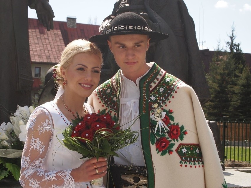 Oto suknie ślubne żon polskich skoczków narciarskich. Ewa...