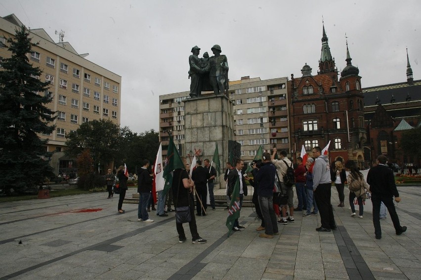 Legnica: Młodzież Wszechpolska i kibice Zagłębia protestowali przeciwko biesiadzie Polaków i Rosjan