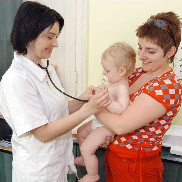 W kochających ramionach mamy żadne badanie nie jest dla malucha straszne. Na zdjęciu lek. med. Bernardetta Finiewicz- Świder ze swoim małym pacjentem i jego mamą.