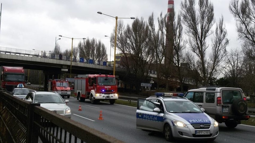 DK1 w Częstochowie częściowo zablokowana. Mercedes spadł z...