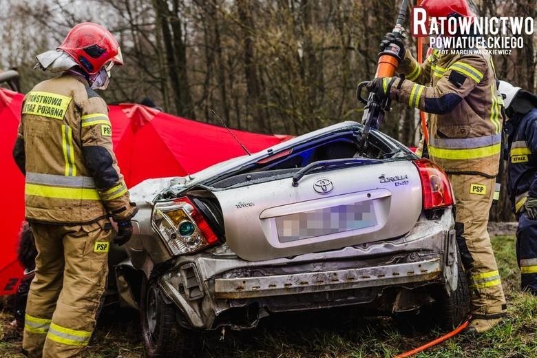 Koszmarny wypadek na trasie Ełk - Augustów. 30-tonowa naczepa z cementem zmiażdżyła toyotę. Kierowca ciężarówki wymijał auta na łuku drogi