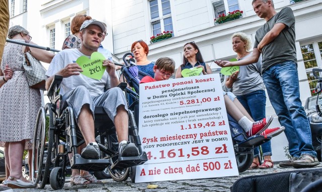 500 plus dla niepełnosprawnych i ustawa zapewniająca świadczenie ma wejść w życie z dniem 1 października 2019 roku. Czekają na nie osoby niezdolne do samodzielnej egzystencji
