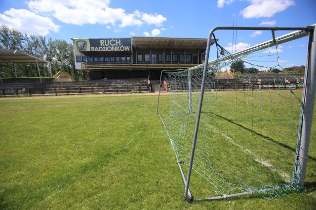 Kiedy kopalnia Powstańców Śląskich budowała dla swojego przyzakładowego klubu - Ruchu Radzionków - stadion, i klub, i boisko leżały na terenie Bytomia. Również gdy Radzionków się na nowo usamodzielnił, klub korzystał z obiektu formalnie pozostającego poza terenem miasta będącego w nazwie klubu. Ze stadionu w Bytomiu-Stroszku Ruch korzystał w latach 1975-2018. Dziś tego obiektu już nie ma.Zobacz kolejne zdjęcia. Przesuwaj zdjęcia w prawo - naciśnij strzałkę lub przycisk NASTĘPNE