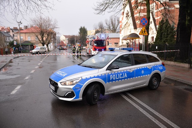 Wiatr zerwał krzyż z wieży kościoła Salezjanów w Przemyślu. Sam krzyż nie spadł jednak na ulicę, a zawisł na linach piorunochronu. Do jego usunięcia potrzebny będzie sprzęt alpinistyczny, bowiem drabina mechaniczna przemyskich strażaków jest za krótka. Policja podjęła decyzję o wyłączeniu z ruchu ul. św. Jana Nepomucena na wysokości kościoła.Aktualizacja, godz. 9.42Podjęto decyzję o sprowadzeniu do Przemyśla strażaków ze Specjalistycznej Grupy Ratownictwa Wysokościowego w Rzeszowie.Aktualizacja, godz. 14.46Strażacy z pomocą dźwigu zabezpieczyli złamany przez wiatr krzyż na wieży kościoła Salezjanów w Przemyślu [ZDJĘCIA].