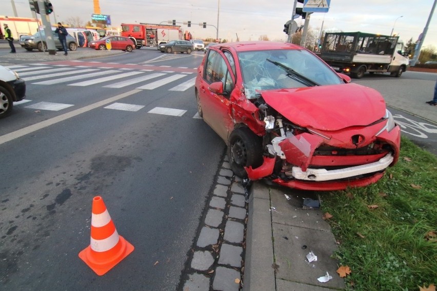 Wrocław: Rozpędzona karetka staranowała auto na skrzyżowaniu. Jedna osoba została ranna [ZDJĘCIA]