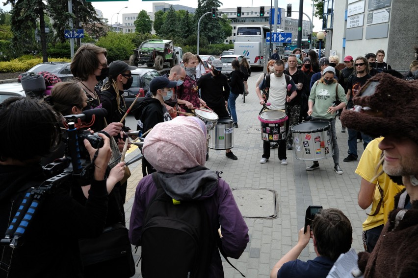 Głośny protest ekologów w Rzeszowie przed Regionalną Dyrekcją Ochrony Środowiska: Będziemy patrzeć wam na ręce [ZDJĘCIA,WIDEO]