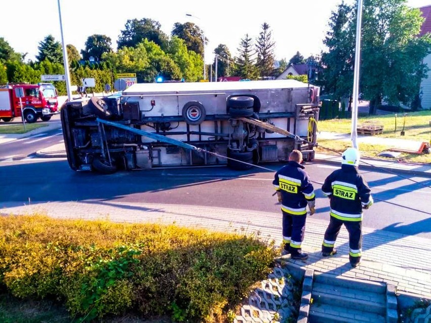 Na rondzie w Jarosławiu przewróciła się ciężarówka [ZDJĘCIA]