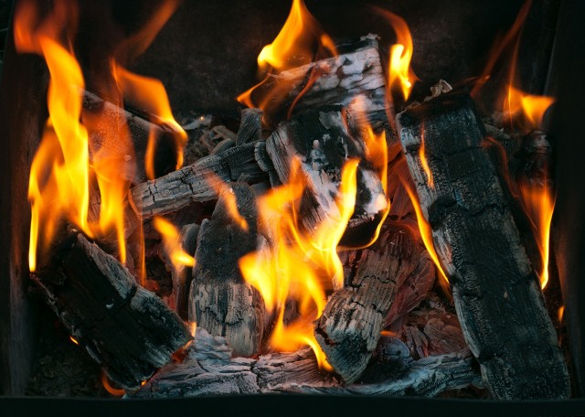 Rozpalanie w piecu i dokładanie opału może się dokonywać na kilka sposobów. Niektóre z nich pozwalają uzyskać spore oszczędności.