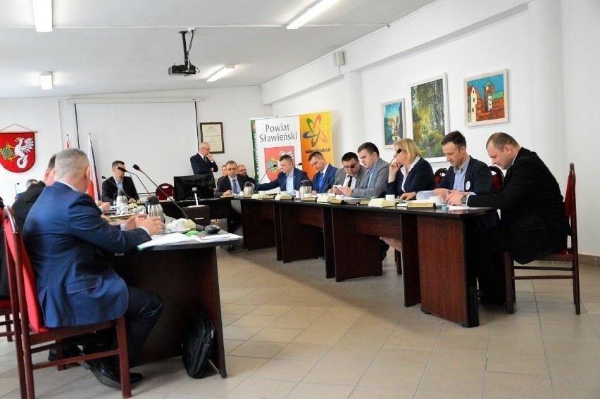 Rada Powiatu Sławieńskiego składa się z 17 radnych