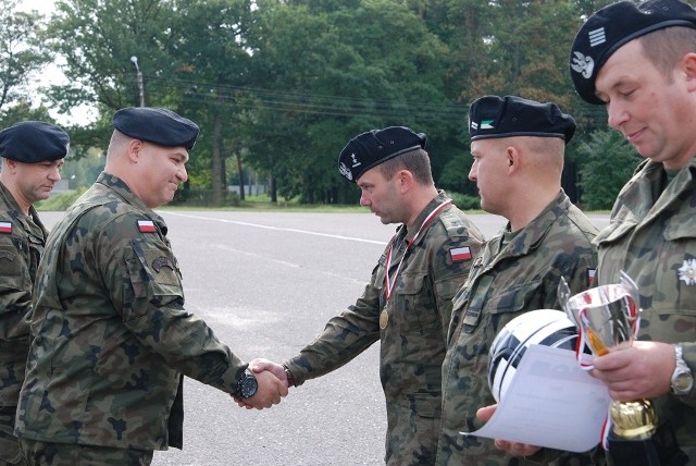 Na koniec szkolenia dowódca batalionu podpułkownik Rafał Miernik złożył żołnierzom gratulacje.