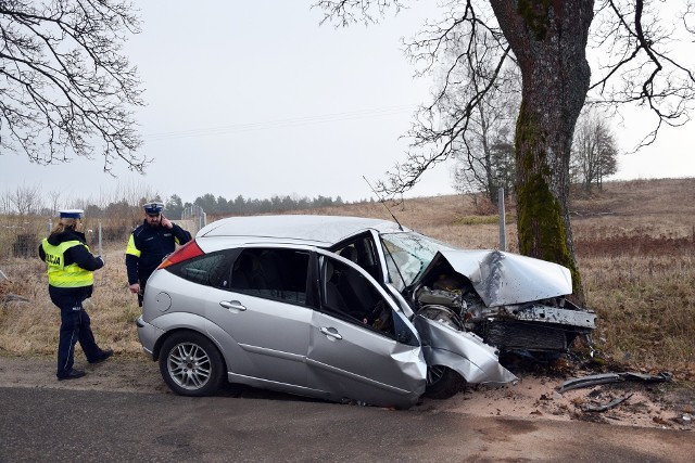 Dzisiaj (wtorek) około godz. 7.30 w okolicy wsi Dretynek (gm. Miastko) kierowca forda focusa stracił panowanie nad pojazdem i uderzył w drzewo. Ranny kierowca trafił do szpitala