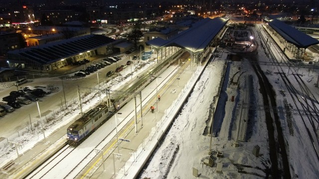 Tak wygląda wieczorową porą remontowana stacją PKP Białystok. Po prawej stronie budowa trzeciego peronu