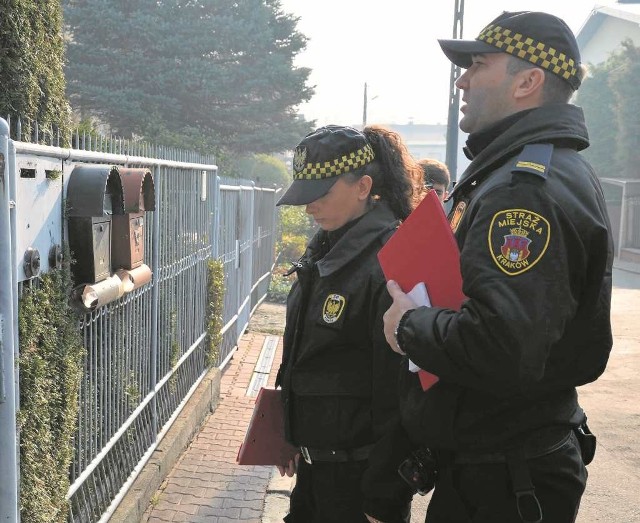 Wczoraj strażników wpuściła do domu tylko jedna osoba