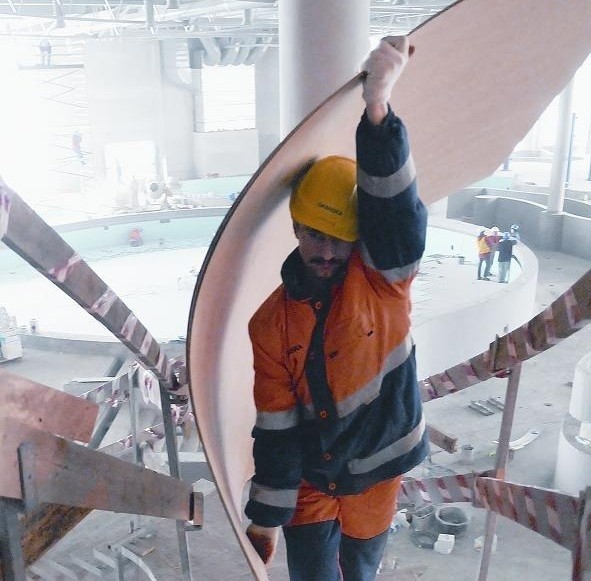 Pracownicy firmy Skanska pracują już wewnątrz centrum rekreacyjnego. Efekty ich pracy może w sobotę zobaczyć na własne oczy (fot. Mariusz Kapała)