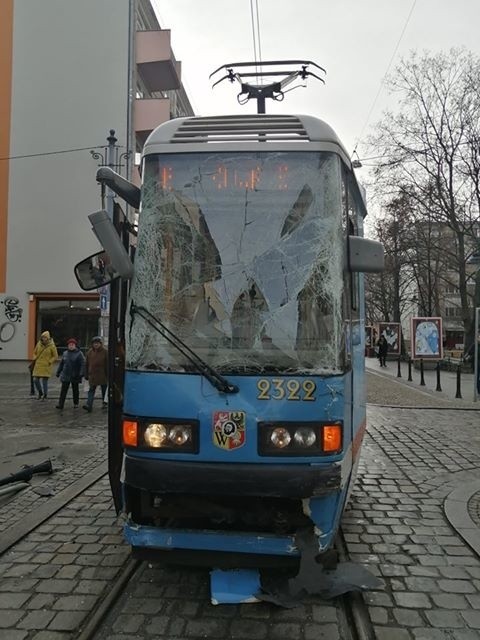 Wypadek tramwaju we Wrocławiu Zderzył się z busem na ulicy Szewskiej. Są ranni