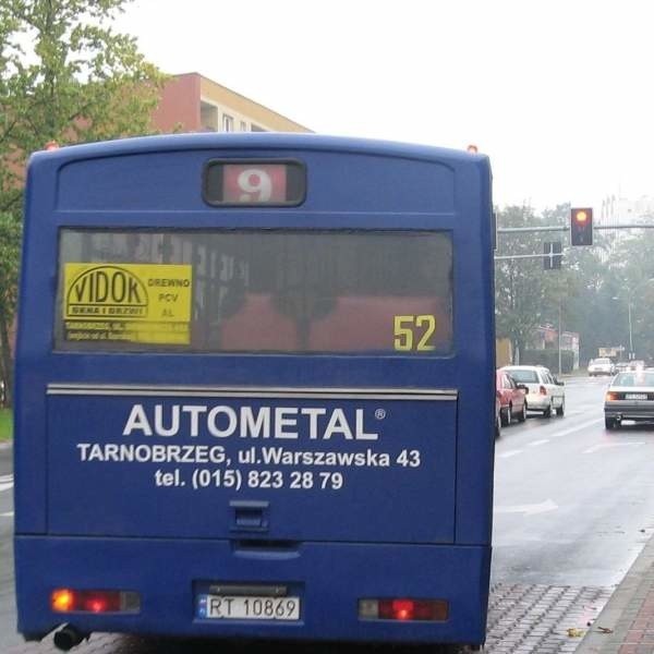 Niewidomi i niedowidzący mieszkańcy Tarnobrzega proszą, aby numery na autobusach były bardziej widoczne.