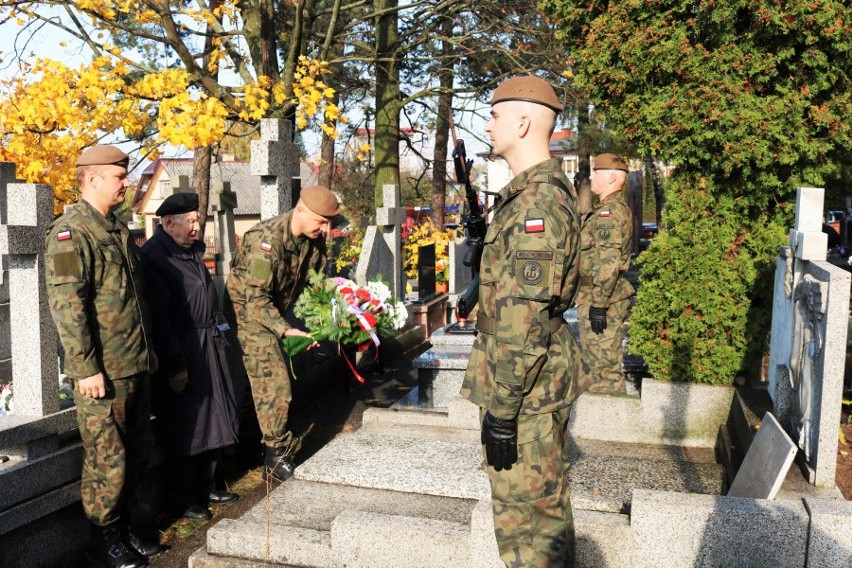 Terytorialsi złożyli kwiaty sprzątali groby żołnierzy Armii Krajowej, zapalali znicze i wystawiali posterunki honorowe (zdjęcia)