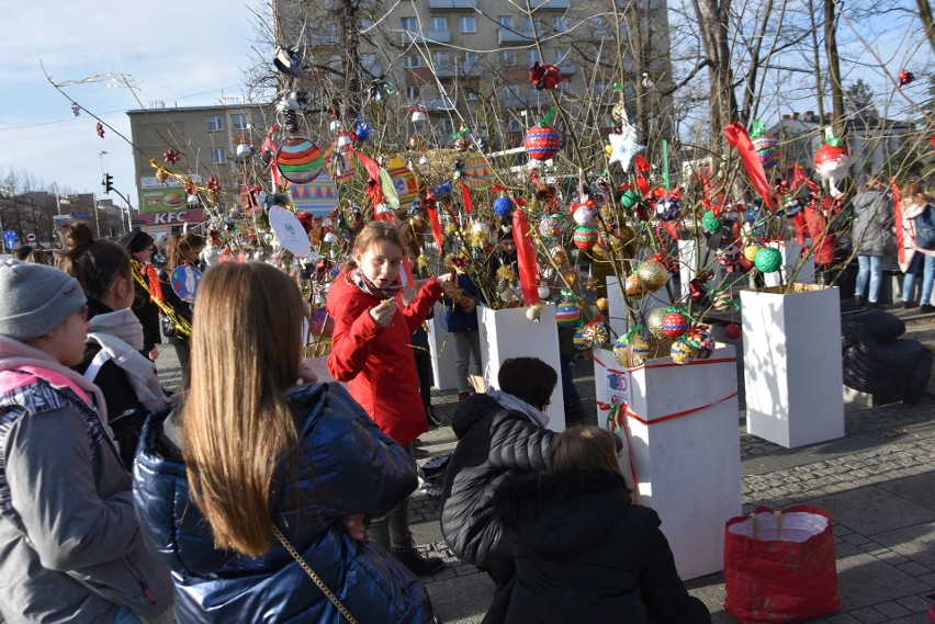 Uczniowie udekorowali świątecznie Plac Biegańskiego ZDJĘCIA