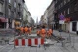 Remont Mariackiej w Katowicach. Zrywają nawierzchnię z deptaka. Prace przyspieszono, bo Katowice opustoszały przez koronawirusa