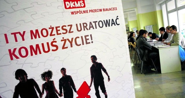 Fundacja DKMS Polska to aktualnie największa baza dawców szpiku w Polsce. Zarejestrować się w niej może każdy zdrowy człowiek pomiędzy 18 a 55 rokiem życia, ważący minimum 50 kg