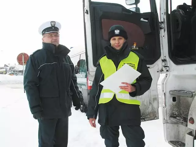 Czy mróz zimą, czy upał latem, to nasi inspektorzy z bielskiego oddziału kontrolują samochody na terenie czterech powiatów - mówią mł. kontroler Anna Gryncewicz i naczelnik wydziału inspekcji Dariusz Carewicz