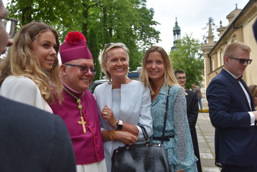 Gratulacje i życzenia dla nowego arcybiskupa księdza Henryka Jagodzińskiego. Były też pamiątkowe zdjęcia [WIDEO, ZDJĘCIA]