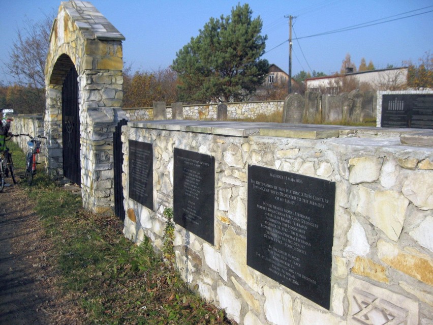 Na nowym parkanie cmentarza żydowskiego w Wąchocku wiszą...